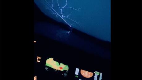 VIDEO | ¡Qué miedo! Piloto muestra cómo se ve cuando vuelas dentro de una tormenta