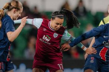 La rompió: crack de La Roja fue elegida la figura del partido entre el West Ham United y el PSG