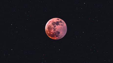 ¿Qué es la Luna de Fresa y cuándo se podrá ver en Chile?