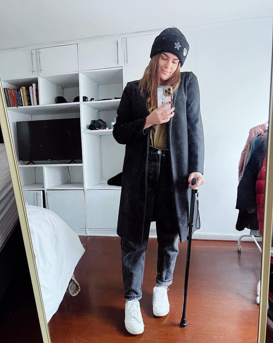 La influencer compartió una foto utilizando bastón para caminar.