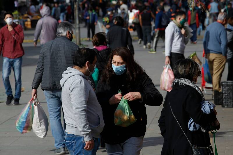 Valparaiso, 11 de junio de 2020.
Compras en feria libre ubicada en avenida Argentina tras anuncio de cuarentena en Valparaiso debido a emergencia sanitaria por coronavirus
Sebastian Cisternas/ Aton Chile.