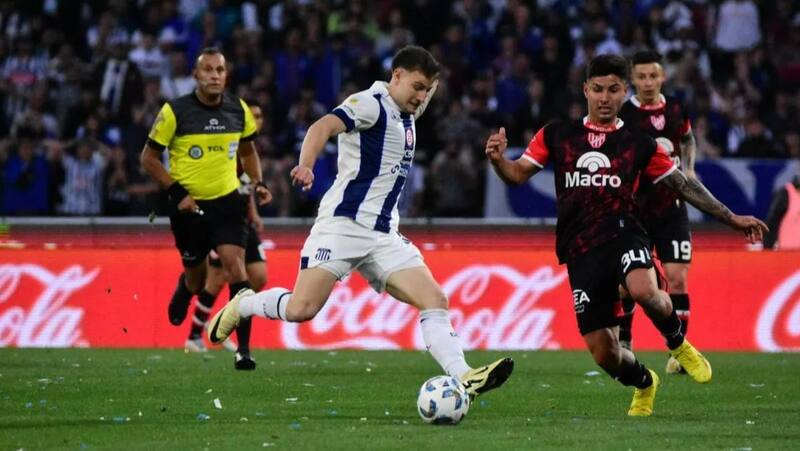 jugando contra Instituto en la liga argentina.