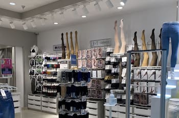 Estaría apostando por nuevos canales de ventas: Marca de ropa interior cierra sus sucursales en Chile