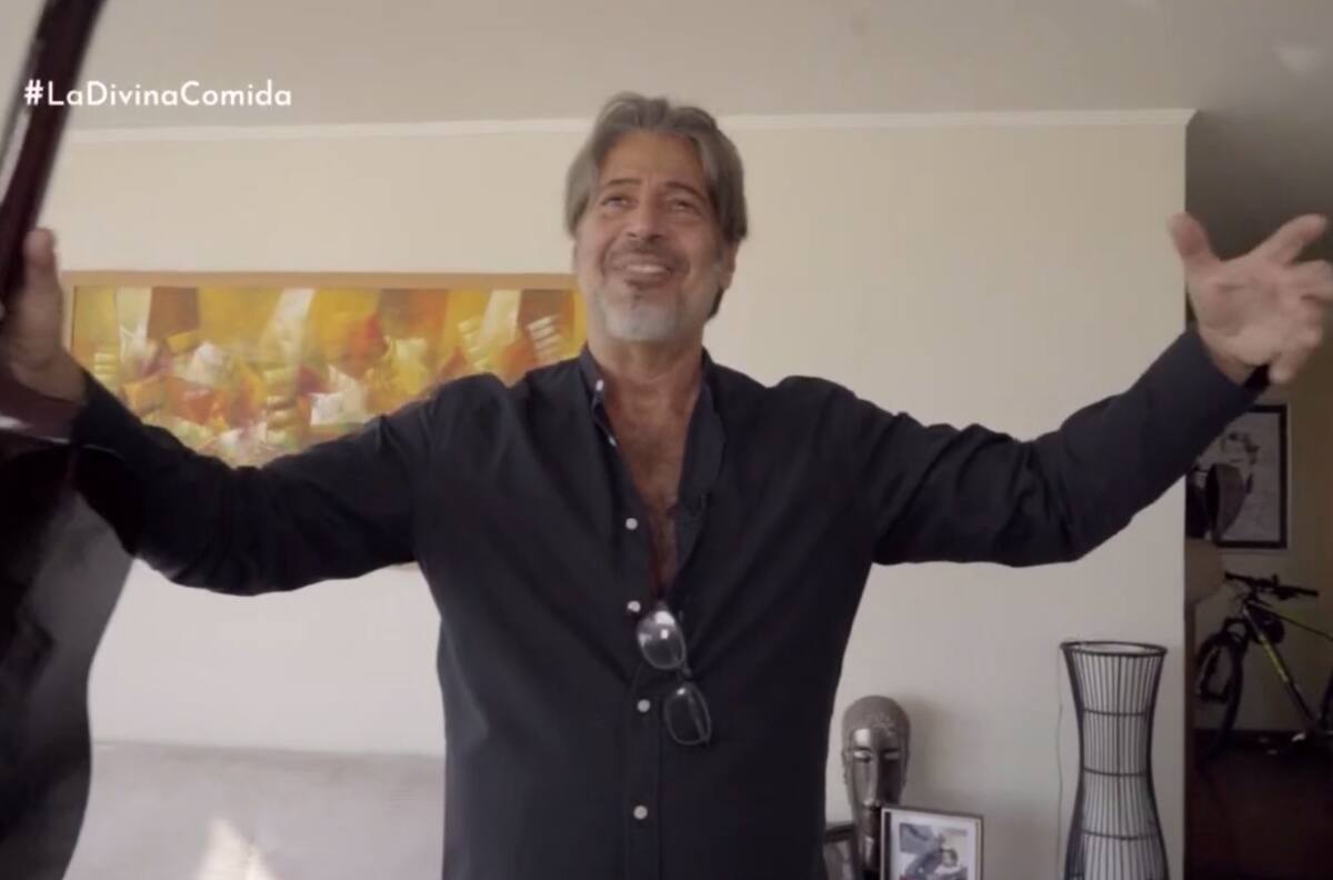 Tiene varias guitarras en su living: Así es el amplio departamento de Miguelo