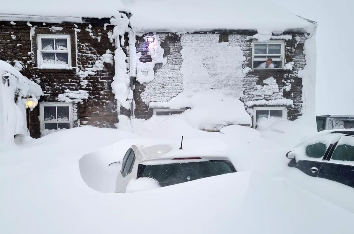 No querían irse: más de 60 personas quedaron atrapadas en un bar en medio de una tormenta de nieve