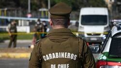 Camión se volcó luego de escapar de un control municipal en plena Alameda