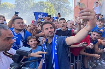 Ex compañero de Alexis Sánchez en Barcelona e histórico de España confirma su arribo a insólito equipo del fútbol italiano