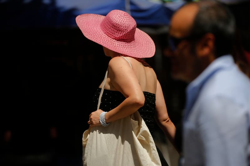 Durante la próxima semana, el calor continuará siendo protagonista de la mayoría de las jornadas en la capital. Créditos: ATON Chile.