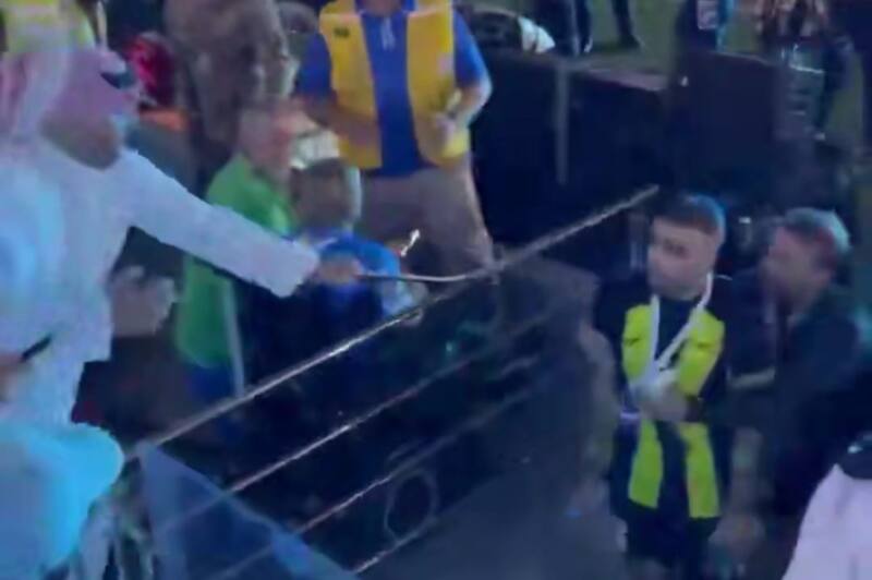 le dio latigazos a jugador del Al-Ittihad.