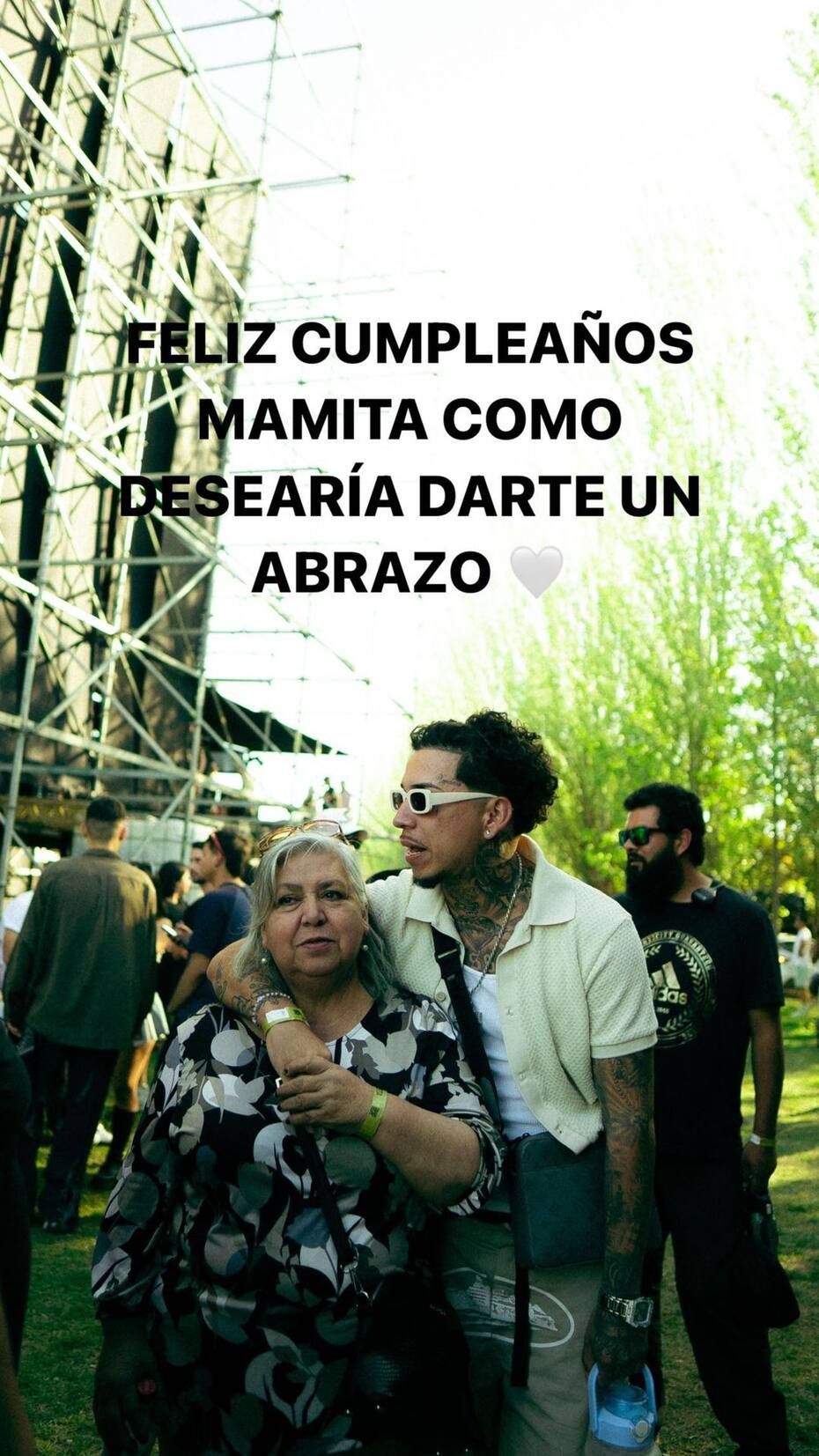 Young Cister en el cumpleaños de su madre.
