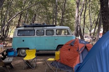 Este camping con cabañas es ideal para alojarte cerca del Parque Nacional Radal Siete Tazas