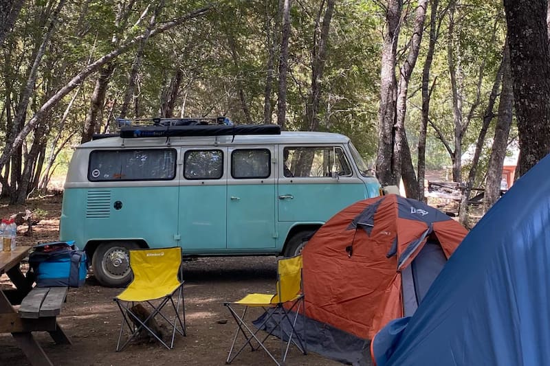 En el lugar, podrás alojarte en sus cómodas zonas de camping o en cabañas full equipadas con capacidad para hasta seis personas. Créditos: Valle de las Catas en Instagram.