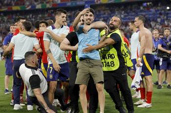 VIDEO | ¿Baja para la final? La insólita tackleada que la seguridad de la Eurocopa le hizo a Álvaro Morata
