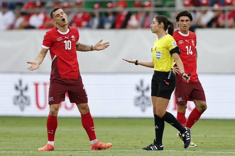 deberán amonestar a cualquier jugador que no sea el capitán. Foto EFE