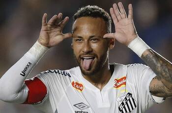 La última locura de Neymar: gastó más de 1.000 millones en un Batimóvil que no puede conducir