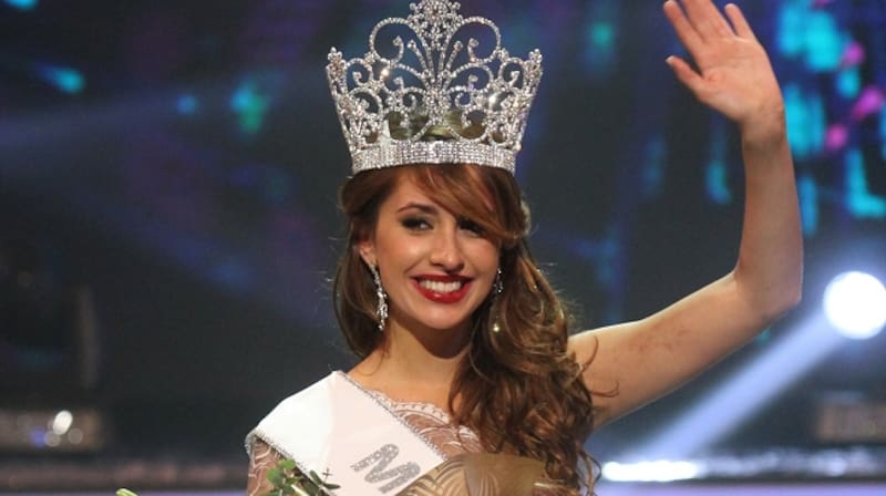 Camila Andrade como Miss Chile.