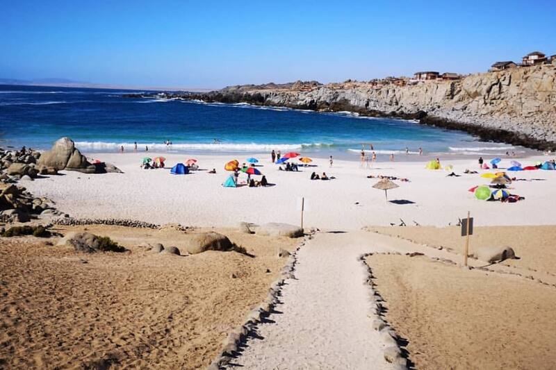 El balneario es uno de los más conocidos del sector, destacando por sus hermosos paisajes naturales. Créditos: Playa La Virgen en Instagram.