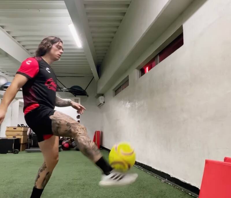 Joaquín Montecinos ya trabaja con balón luego de su lesión.