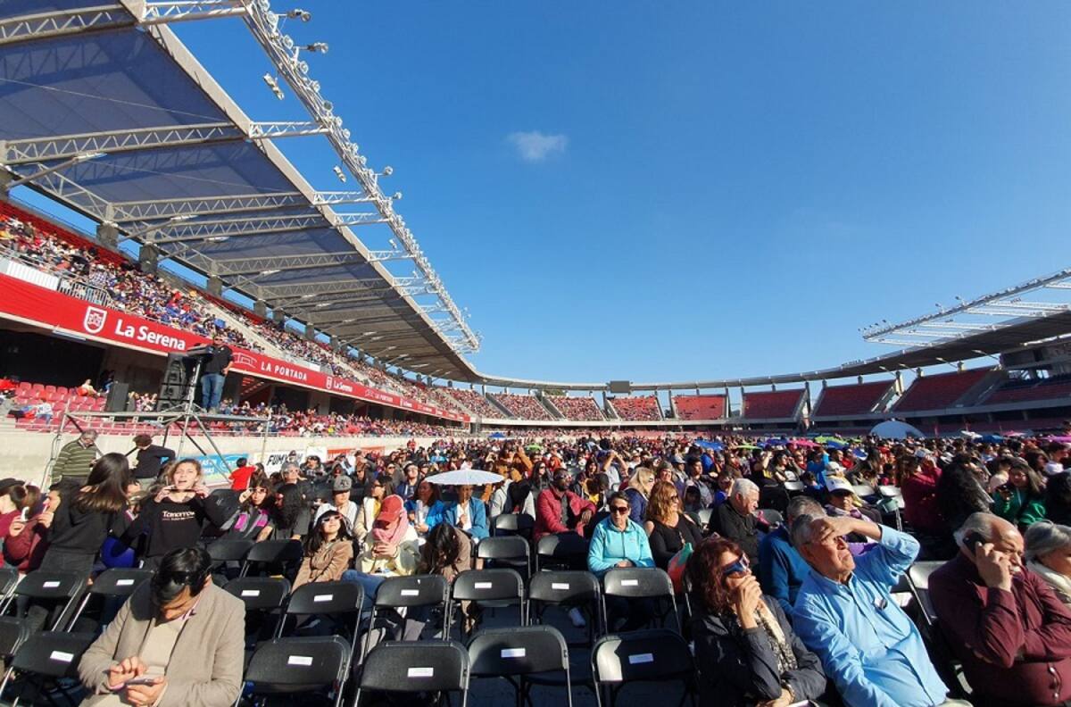 Impactante: Así se vivió el eclipse solar en el Estadio La Portada
