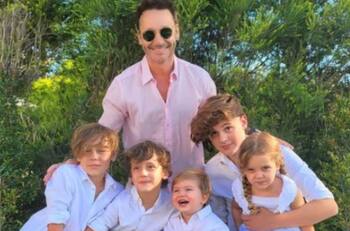 Ternura máxima: Benjamín Vicuña compartió adorables fotos de sus hijos arriba de un avión