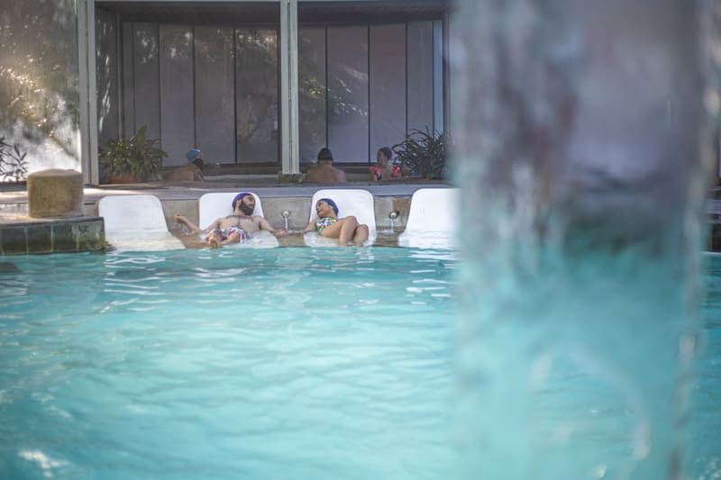 El recinto ofrece piscinas temperadas, sauna y jacuzzi ideales para desconectarse durante los días más fríos del año.