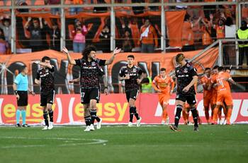 Hinchas de Colo Colo explotaron con el sonido de la sirena del Estadio Zorros del Desierto de Calama