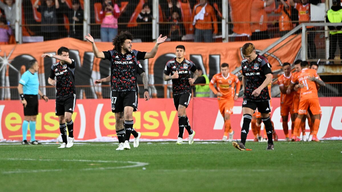 Jugadores de Colo Colo lamentando un gol de Cobreloa en el Estadio Zorros del Desierto por la semifinal ida de Copa Chile 2023.