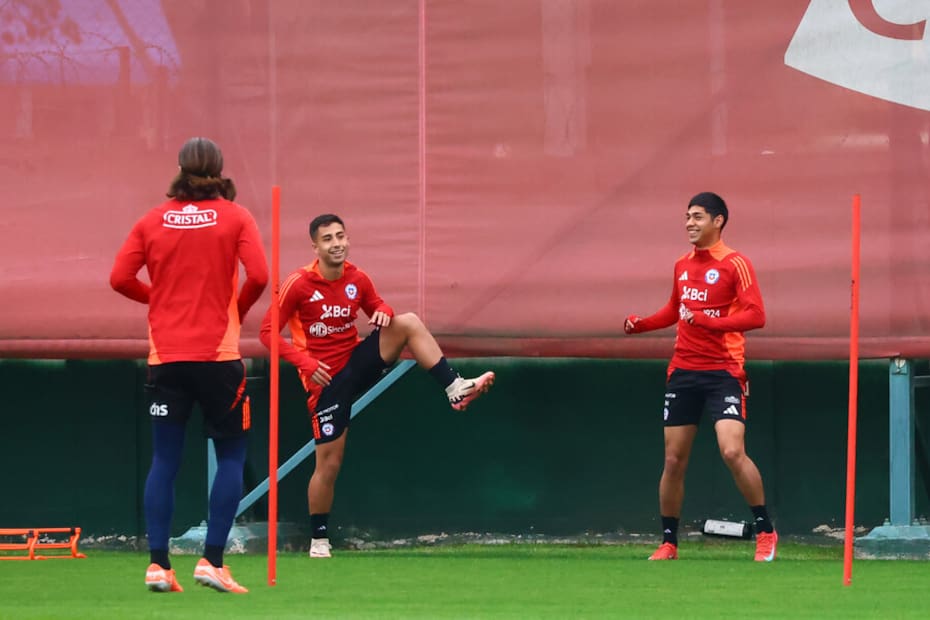 El volante de la U entrenando junto a Darío Osorio en la Selección Chilena. Foto: Aton.