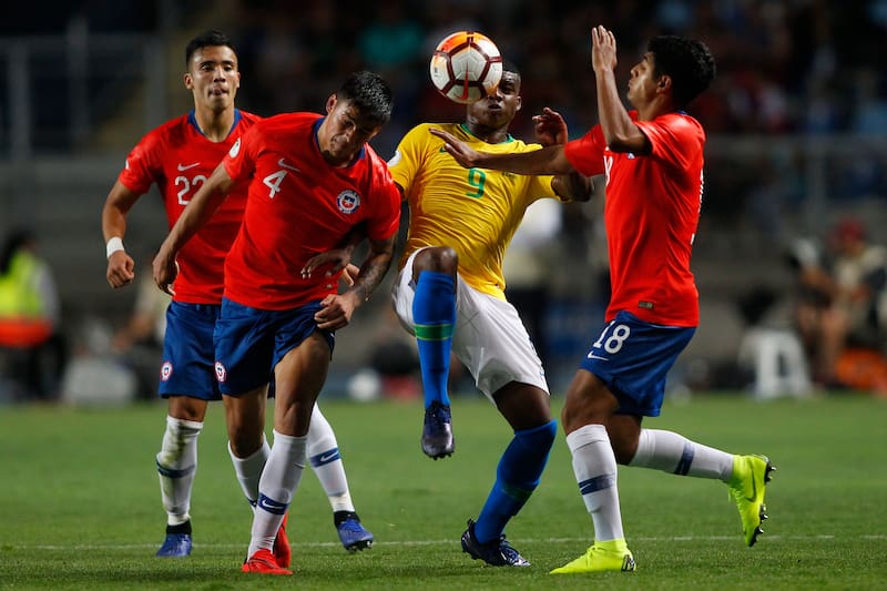 El defensor en La Roja. Foto: Agencia Aton.