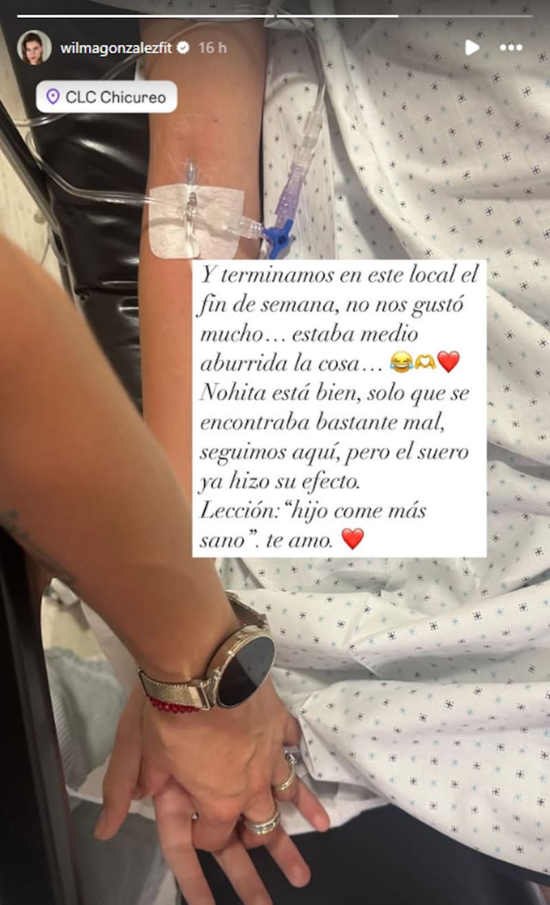La modelo sostiene la mano de su hijo Noah, que fue atendido en el CLC de Chicureo.