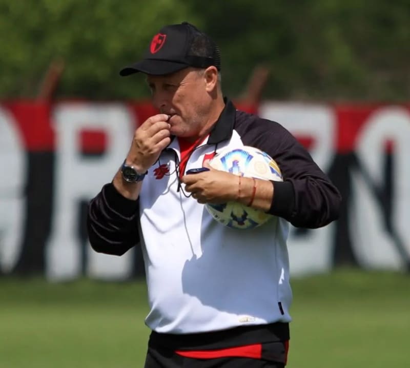 "Las sociedades no invierten en el fútbol juvenil. Lo viví en Osorno, que recién ahora se están armando las inferiores. Se pierde mucho tiempo, cuando los chicos comienzan a competir a los 12 o 13 años", dice el formador.