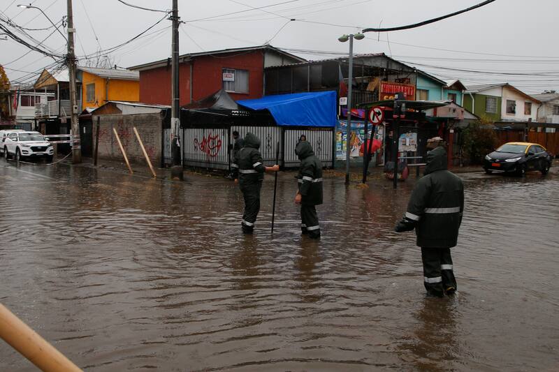 Inundación en la comuna de Quilicura. El desborde de un canal afecta al barrio Lo Cruzat inundando casas y comercios.