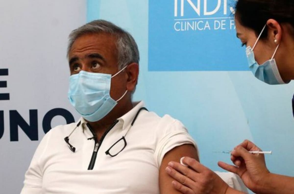 "Vamos que se puede”: La emoción del doctor Ugarte al recibir la vacuna contra el Covid-19