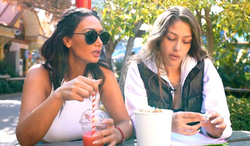 Pamela Díaz y su hija Trinidad Neira en programa de Youtube.