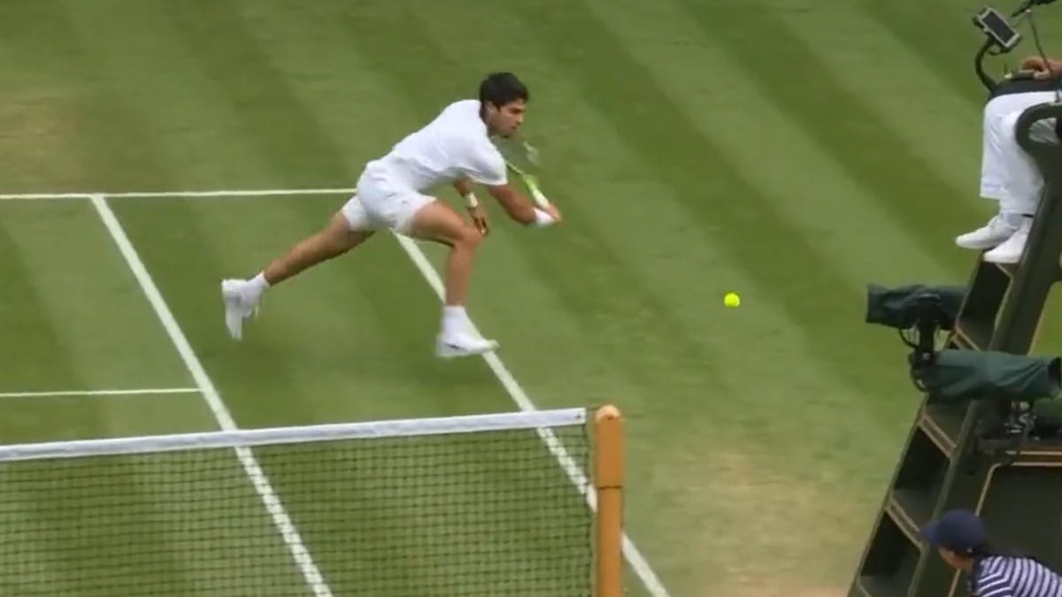 Momento en que Carlos Alcaraz golpea una pelota en los octavos de final de Wimbledon.