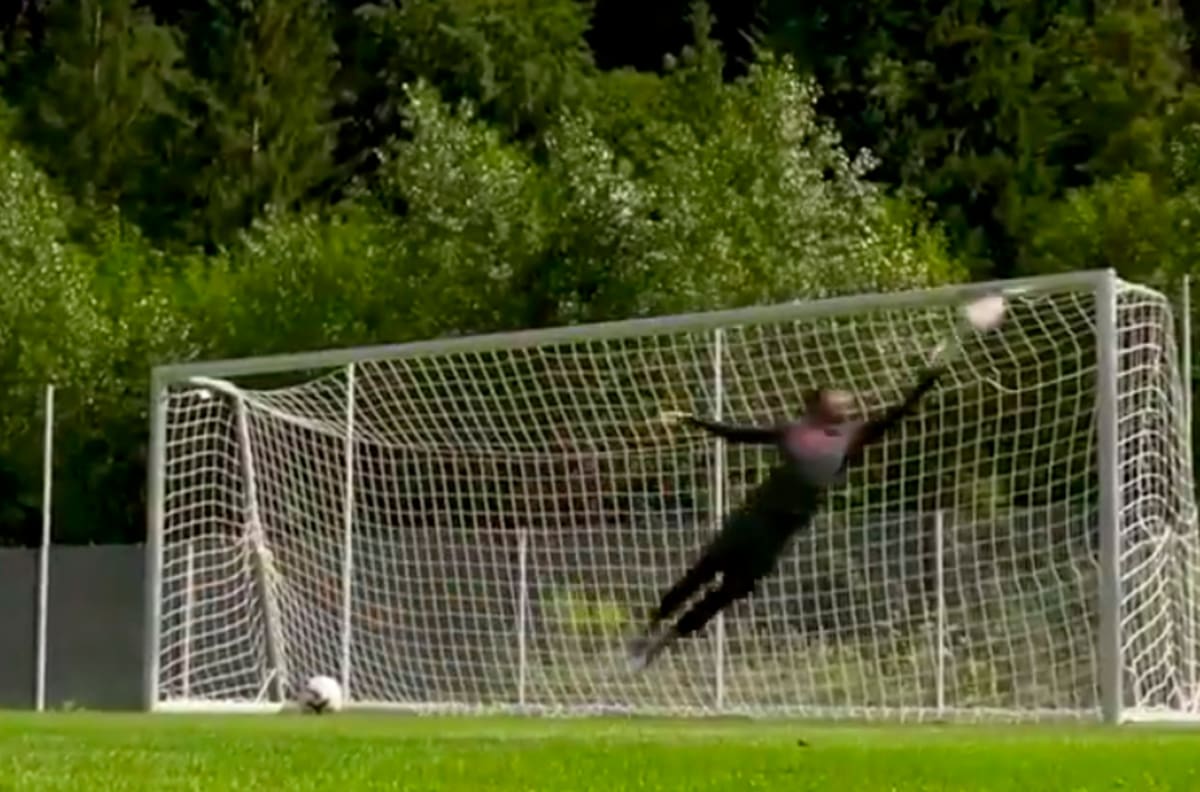 ¡Cómo vuela! El intenso entrenamiento de Alisson Becker