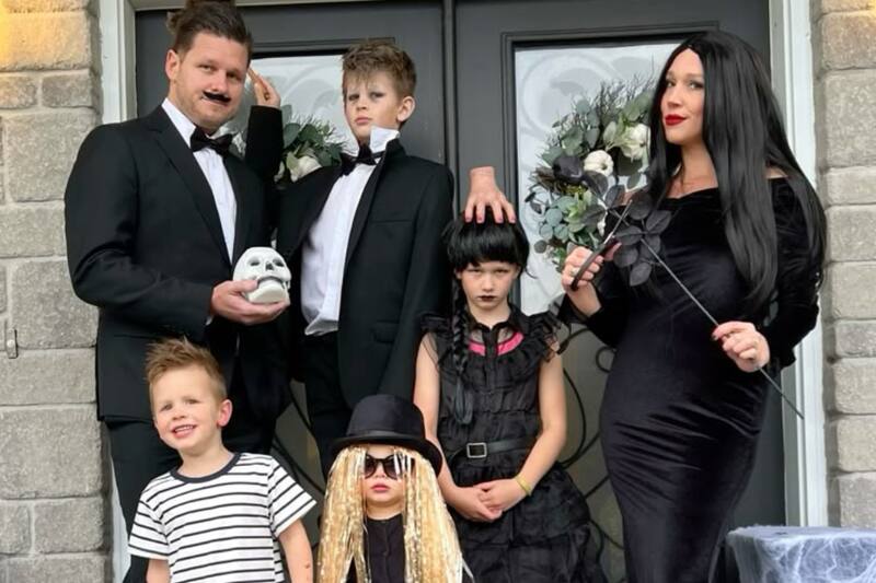 La icónica familia de Merlina es un disfraz rápido y sencillo para recrear en Halloween. Créditos: Pinterest.