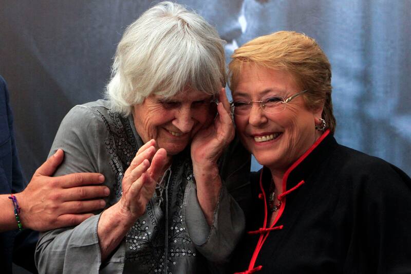 Santiago, 20 de enero de 2018
La Presidenta de la República, Michelle Bachelet, asiste a la ceremonia de transferencia de inmueble fiscal a la Fundación Víctor Jara, que posee el archivo histórico del artista.
Christian Iglesias/Aton Chile
