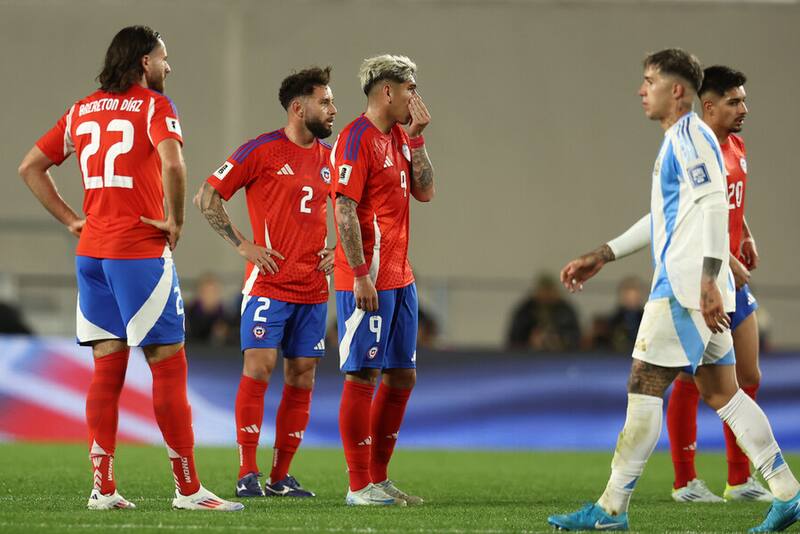 Chile está obligado a enmendar el rumbo eliminatorio, tras perder los dos partidos pasados. Foto: Aton.