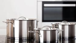 Ni vinagre ni desengrasante: Con solo dos productos puedes dejar tus ollas brillantes y como nuevas