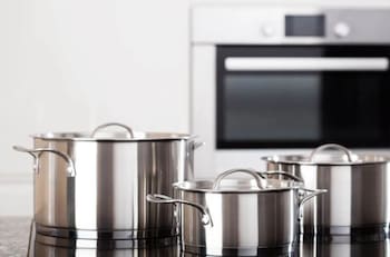 Ni vinagre ni desengrasante: Con solo dos productos puedes dejar tus ollas brillantes y como nuevas