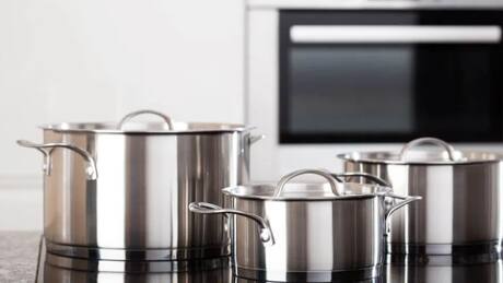 Ni vinagre ni desengrasante: Con solo dos productos puedes dejar tus ollas brillantes y como nuevas