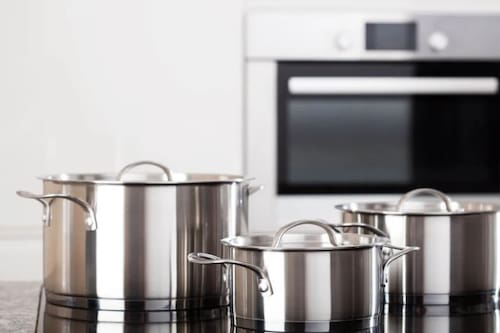 Ni vinagre ni desengrasante: Con solo dos productos puedes dejar tus ollas brillantes y como nuevas