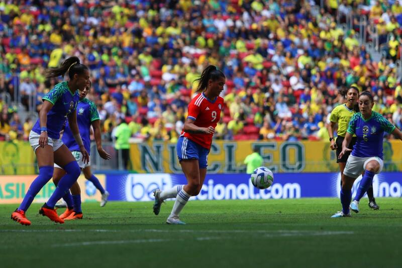 no pudo con su símil de Brasil. Foto: @LaRoja.