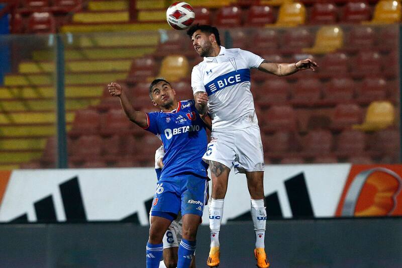 Nicolás Guerra, delantero de la U, y Daniel González, defensa de la UC, en el Clásico Universitario de la primera rueda del Campeonato Nacional. Foto: Aton.
