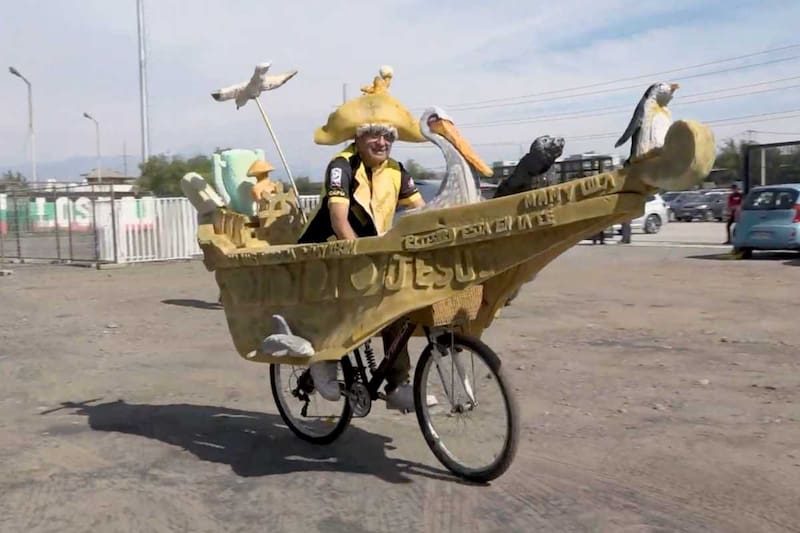 Freddy llegó en su barco-bicicleta a La Cisterna. Foto: Felipe Escobedo / En Cancha