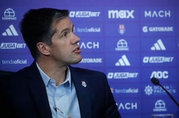 Ruido en U. de Chile: millonario embargo complica a Michael Clark y Azul Azul