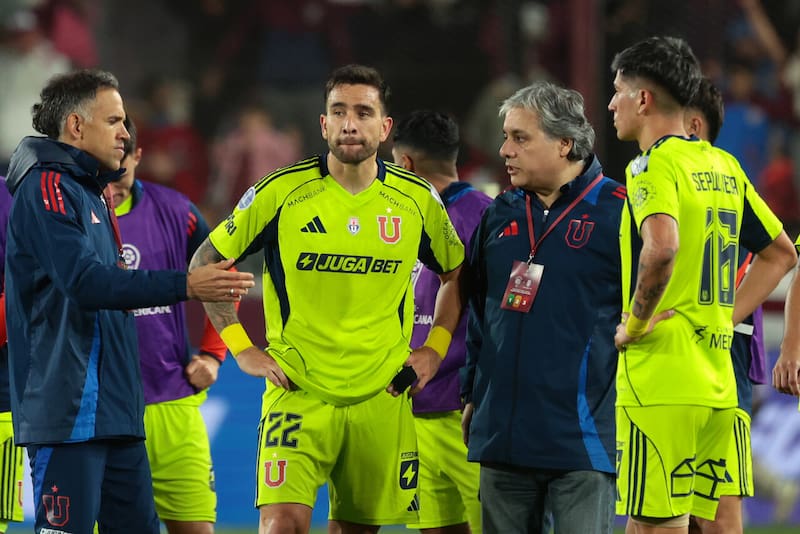No solo la expulsión de Zaldivia: Conmebol no perdona y le propina dos castigos más a la U. Foto: Aton.