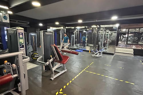 Cerró sin avisarle a sus usuarios: gimnasio de popular cadena deja de operar injustificadamente en la RM