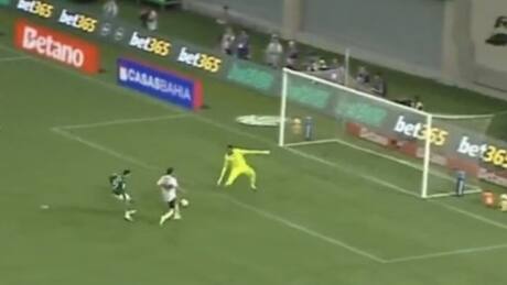 VIDEO | Gonzalo Tapia falló este gol ante Palmeiras y desató la furia de los hinchas de Sao Paulo